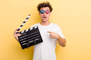 Şok olmuş ve ağzı açık, kendini işaret eden genç ve yakışıklı bir adam. film konsepti