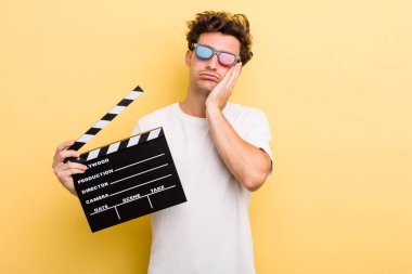 Genç ve yakışıklı bir adam bıkkın, yorgun ve uykulu hissediyor. film konsepti