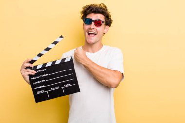 Genç yakışıklı adam kendini mutlu hissediyor ve bir meydan okumayla yüzleşiyor ya da kutluyor. film konsepti