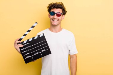 Genç yakışıklı adam mutlu ve hoş bir şekilde şaşırmış görünüyor. film konsepti