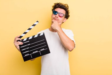 Genç yakışıklı adam düşünüyor, kuşkulu ve şaşkın hissediyor. film konsepti