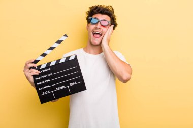 Genç yakışıklı adam mutlu, heyecanlı ve şaşırmış hissediyor. film konsepti