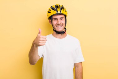 Genç yakışıklı adam gururlu, olumlu gülümsüyor. Bisiklet konsepti motor konsepti