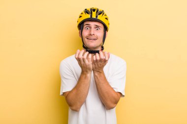 Genç ve yakışıklı adam umutsuz, sinirli ve stresli görünüyor. Bisiklet konsepti motor konsepti