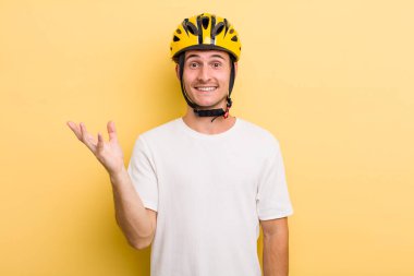 Genç yakışıklı adam kendini mutlu hissediyor, bir çözüm ya da fikir bulduğuna şaşırıyor. Bisiklet konsepti motor konsepti