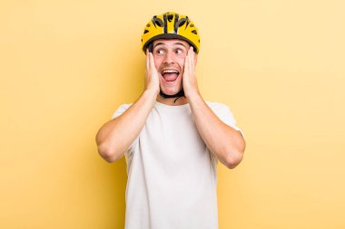 Genç yakışıklı adam mutlu, heyecanlı ve şaşırmış hissediyor. Bisiklet konsepti motor konsepti