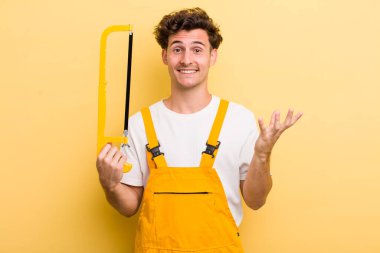 Genç yakışıklı adam kendini mutlu hissediyor, bir çözüm ya da fikir bulduğuna şaşırıyor. Tamirci ve testere konsepti