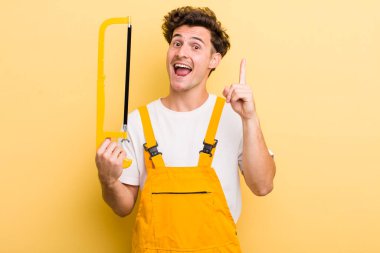 Genç yakışıklı bir adam bir fikri fark ettikten sonra mutlu ve heyecanlı bir dahi gibi hissediyor. Tamirci ve testere konsepti