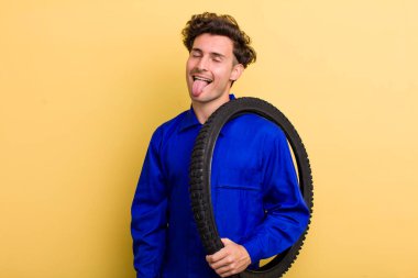 Genç, yakışıklı, neşeli ve asi tavırlı, şakacı ve dilsiz bir adam. motor mekaniği kavramı