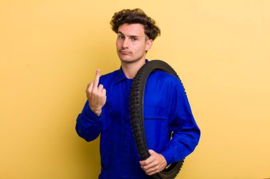 Genç yakışıklı, kızgın, sinirli, asi ve agresif hissediyor. motor mekaniği kavramı