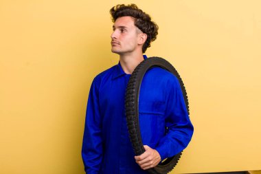 Profil görünümlü genç adam hayal mi kuruyor yoksa hayal mi kuruyor? motor mekaniği kavramı