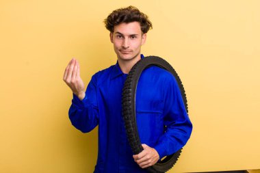 Genç yakışıklı adam kapiş ya da para hareketi yapıyor, sana ödemeni söylüyor. motor mekaniği kavramı