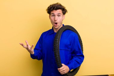 Genç yakışıklı adam inanılmaz bir sürprizle şaşkına dönmüş ve hayrete düşmüştü. motor mekaniği kavramı