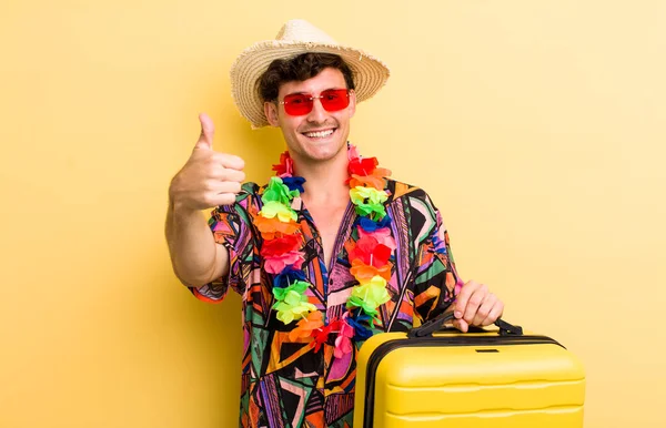 若いハンサムな男は誇りを感じ 親指を上げて積極的に笑顔 夏休みのコンセプト — ストック写真