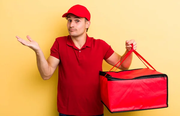 Joven Guapo Chico Sintiéndose Desconcertado Confundido Dudando Concepto Entrega Pizza —  Fotos de Stock