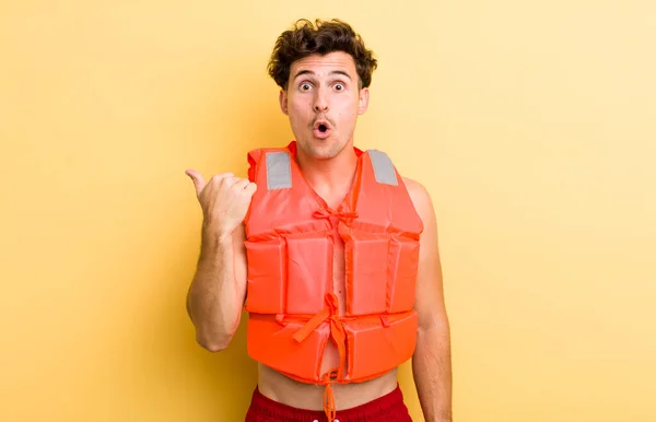 Young Handsome Guy Looking Astonished Disbelief Life Jacket Boat Concept — Stock Photo, Image