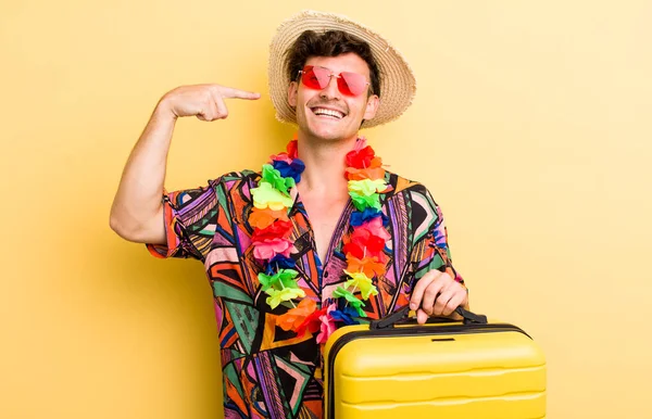 Joven Chico Guapo Sonriendo Con Confianza Señalando Propia Sonrisa Amplia — Foto de Stock