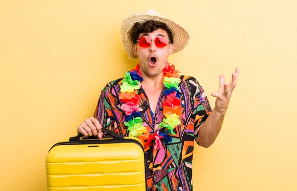 Mladý Pohledný Muž Cítí Velmi Šokován Překvapen Koncepce Letních Prázdnin — Stock fotografie