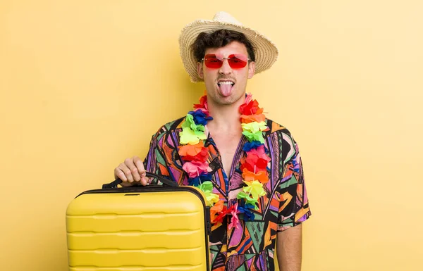 若いハンサムな男はうんざりしていらいらして舌を出す 夏休みのコンセプト — ストック写真