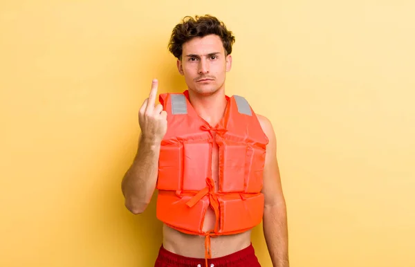 若いハンサムな男は怒っている いらいらし 反抗的で積極的な感じ ライフジャケットとボートのコンセプト — ストック写真