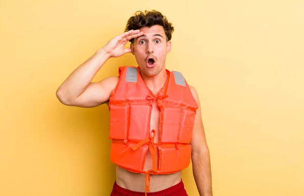 Jonge Knappe Jongen Die Gelukkig Uitziet Verbaasd Verrast Reddingsvest Bootconcept — Stockfoto