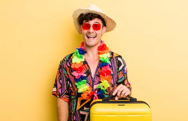 Joven Guapo Chico Buscando Feliz Gratamente Sorprendido Vacaciones Verano Concepto — Foto de Stock