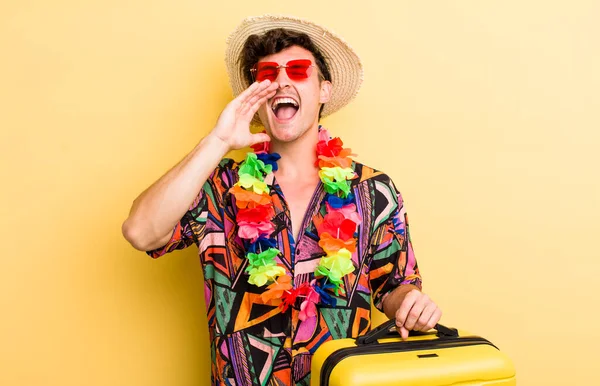 Genç yakışıklı adam kendini mutlu hissediyor, elleri ağzının kenarında bağırıyor. Yaz tatili konsepti