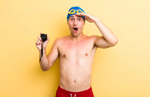 Joven Chico Guapo Buscando Feliz Asombrado Sorprendido Concepto Nadador — Foto de Stock