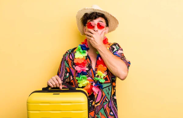 Genç ve yakışıklı adam elleri ile ağzını kapatıyor ve şoka giriyor. Yaz tatili konsepti