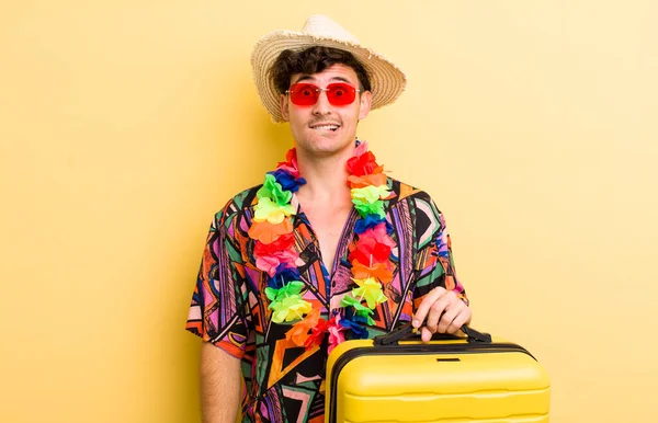 Joven Guapo Chico Buscando Desconcertado Confundido Vacaciones Verano Concepto —  Fotos de Stock