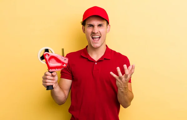 Genç Yakışıklı Adam Sinirli Sinirli Sinirli Görünüyor Packer Employee Kavramı — Stok fotoğraf