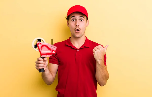 Young Handsome Guy Looking Astonished Disbelief Packer Emnployee Concept — Stock Photo, Image