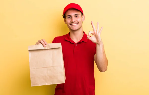 Ung Stilig Kille Känner Sig Lycklig Visar Godkännande Med Okej — Stockfoto