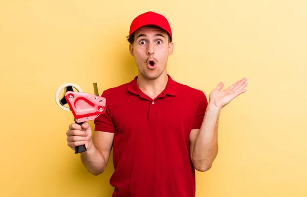 Jonge Knappe Jongen Die Verrast Geschokt Kijkt Met Een Kaak — Stockfoto