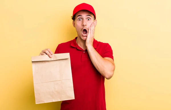 Jonge Knappe Jongen Die Geschokt Bang Levering Take Away Concept — Stockfoto