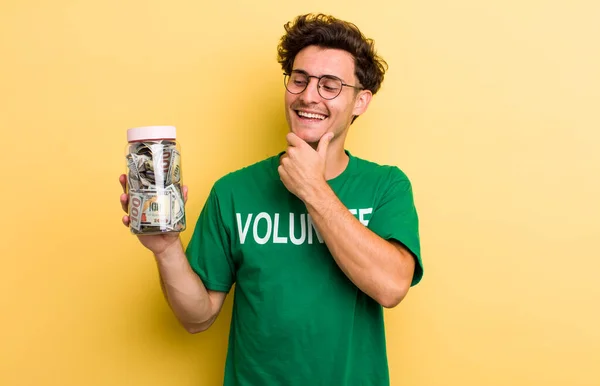 Jovem Cara Bonito Sorrindo Com Uma Expressão Feliz Confiante Com — Fotografia de Stock