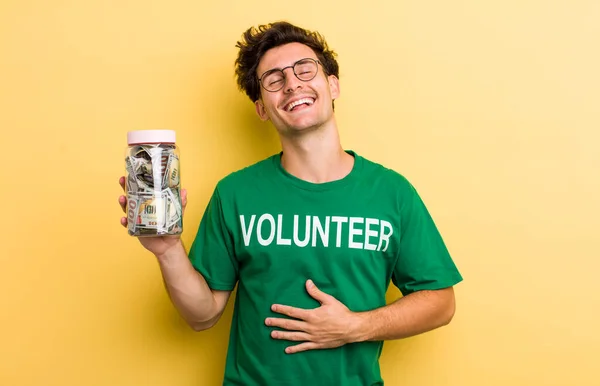 Jovem Bonitão Rir Uma Piada Hilariante Conceito Doação Voluntariado — Fotografia de Stock