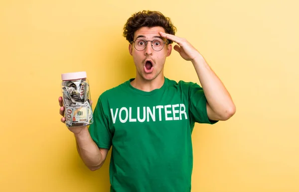 Jovem Bonito Cara Olhando Feliz Surpreso Surpreso Conceito Doação Voluntariado — Fotografia de Stock