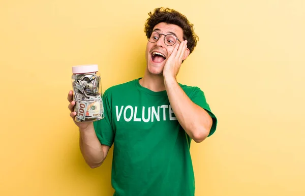 Jovem Bonito Cara Sentindo Feliz Animado Surpreso Conceito Doação Voluntariado — Fotografia de Stock