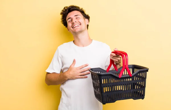 Giovane Bel Ragazzo Che Ride Alta Voce Qualche Battuta Divertente — Foto Stock