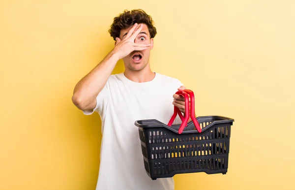 Jonge Knappe Jongen Geschokt Bang Doodsbang Gezicht Bedekkend Met Hand — Stockfoto