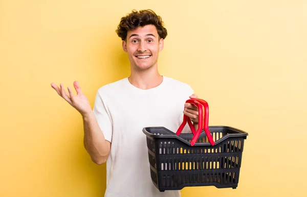 Junger Gutaussehender Kerl Der Sich Glücklich Fühlt Überrascht Ist Eine — Stockfoto