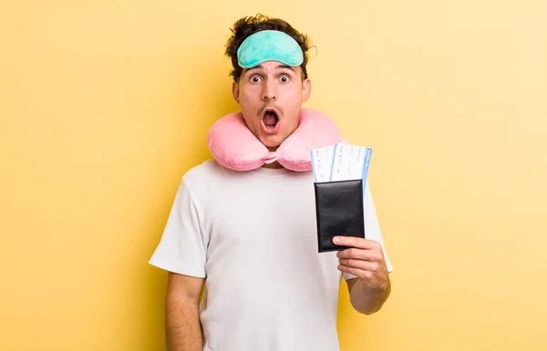 Joven Guapo Chico Buscando Muy Sorprendido Sorprendido Concepto Pasajero Vuelo — Foto de Stock