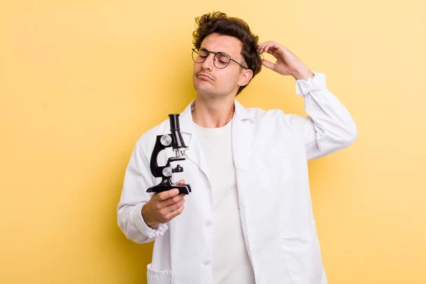 Joven Chico Guapo Sonriendo Felizmente Soñando Despierto Dudando Concepto Estudiante — Foto de Stock