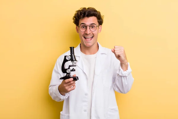 若いハンサムな男はショックを受けて笑って成功を祝う 科学学生の考え方 — ストック写真