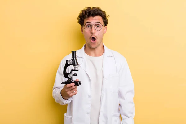 Jonge Knappe Jongen Die Erg Geschokt Verrast Kijkt Wetenschapsstudentenconcept — Stockfoto