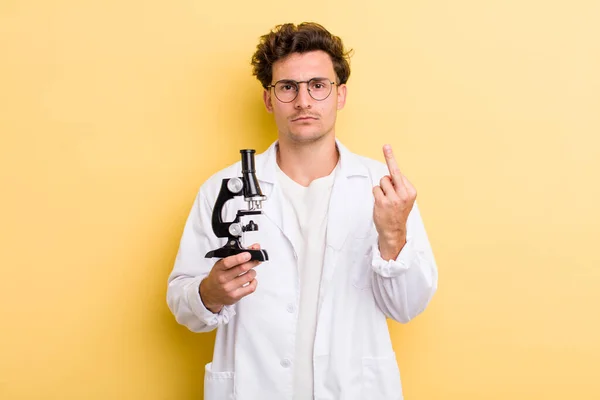 若いハンサムな男は怒っている いらいらし 反抗的で積極的な感じ 科学学生の考え方 — ストック写真