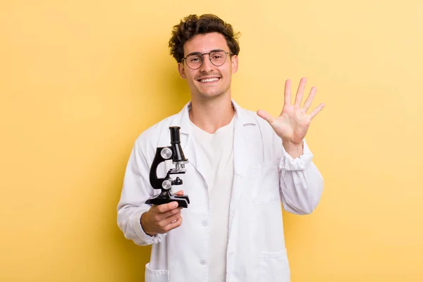 Joven Chico Guapo Sonriendo Buscando Amigable Mostrando Número Cinco Concepto — Foto de Stock