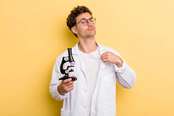 Jonge Knappe Jongen Die Arrogant Succesvol Positief Trots Uitziet Wetenschapsstudentenconcept — Stockfoto