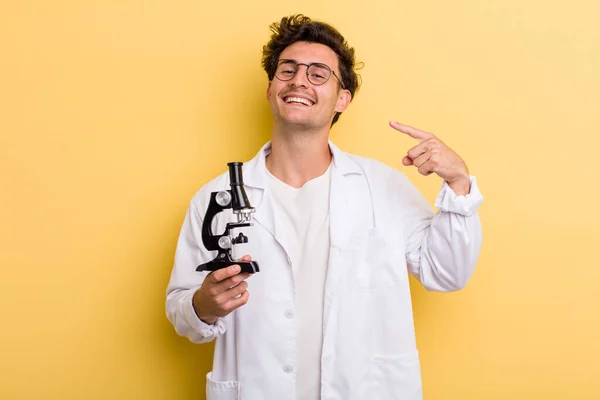 Genç Yakışıklı Adam Kendine Güvenerek Gülümsüyor Bilim Öğrencisi Konsepti — Stok fotoğraf